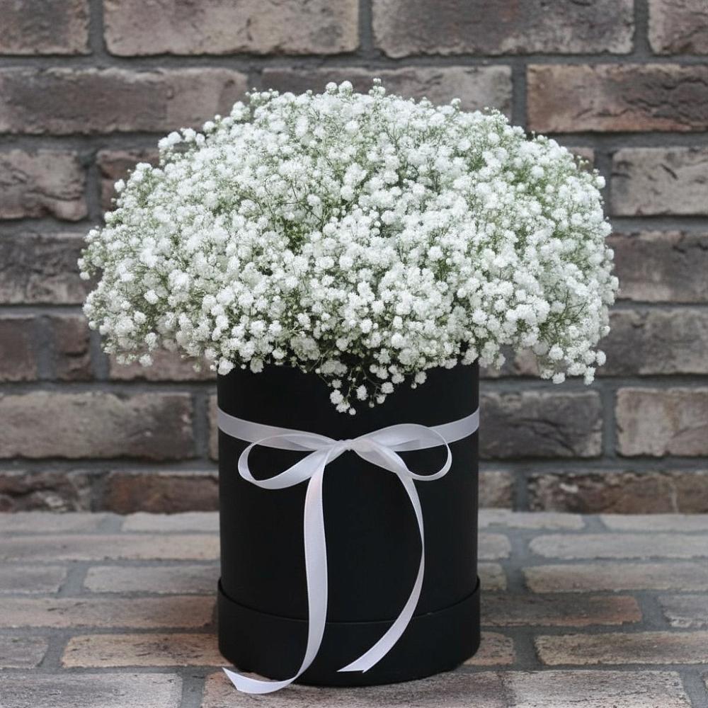 Цветочная композиция из Гипсофила в шляпной коробке в Плеханово