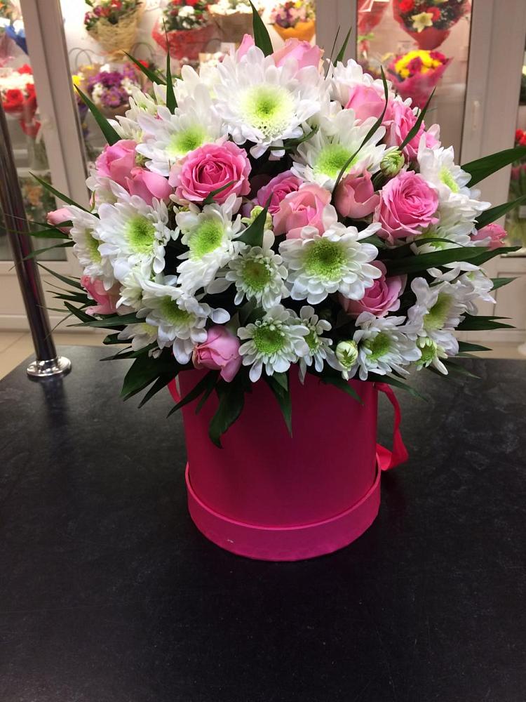 Цветочная композиция из Розы и Хризантемы в шляпной коробке в Плеханово